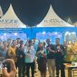 Ket foto: Bupati Sumenep bersama pengelola dan kru Sae Rassa Restaurant serta Myze Hotel saat mengunjungi stan dalam rangkaian Pameran Pembangunan.