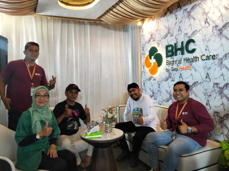 Ket foto: Bupati Sumenep saat mengunjungi stan Baghraf Health Care (BHC) dalam rangkaian Pameran Pembangunan Madura Night Vaganza 2026.