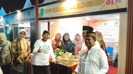 Ket Foto:
Bupati Sumenep Achmad Fauzi Wongsojudo saat mengunjungi stan DWP Sumenep dalam rangkaian Pameran Pembangunan Madura Culture Festival (MCF) #4 2026 di Lapangan GOR A. Yani Pangligur, Sumenep