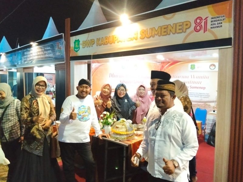 Ket Foto:
Bupati Sumenep Achmad Fauzi Wongsojudo saat mengunjungi stan DWP Sumenep dalam rangkaian Pameran Pembangunan Madura Culture Festival (MCF) #4 2026 di Lapangan GOR A. Yani Pangligur, Sumenep