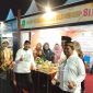 Ket Foto:
Bupati Sumenep Achmad Fauzi Wongsojudo saat mengunjungi stan DWP Sumenep dalam rangkaian Pameran Pembangunan Madura Culture Festival (MCF) #4 2026 di Lapangan GOR A. Yani Pangligur, Sumenep