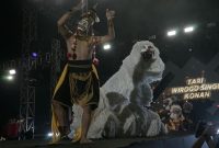 Wirogo Singo Konah adalah sebuah karya seni tari garapan baru asal Kabupaten Bondowoso, Jawa Timur. Seni tari ini merepresentasikan kekayaan tradisi lokal Bondowoso yang dikemas secara kreatif dan inovatif.