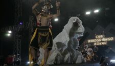 Wirogo Singo Konah adalah sebuah karya seni tari garapan baru asal Kabupaten Bondowoso, Jawa Timur. Seni tari ini merepresentasikan kekayaan tradisi lokal Bondowoso yang dikemas secara kreatif dan inovatif.