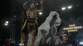 Wirogo Singo Konah adalah sebuah karya seni tari garapan baru asal Kabupaten Bondowoso, Jawa Timur. Seni tari ini merepresentasikan kekayaan tradisi lokal Bondowoso yang dikemas secara kreatif dan inovatif.