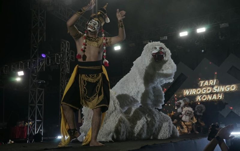 Wirogo Singo Konah adalah sebuah karya seni tari garapan baru asal Kabupaten Bondowoso, Jawa Timur. Seni tari ini merepresentasikan kekayaan tradisi lokal Bondowoso yang dikemas secara kreatif dan inovatif.