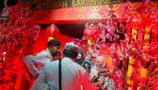 Ket foto: Bupati Sumenep Achmad Fauzi Wongsojudo saat meninjau stan Kecamatan Saronggi berkonsep “Danau Sakura” dalam Pameran Pembangunan MCF 2026.