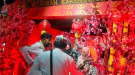 Ket foto: Bupati Sumenep Achmad Fauzi Wongsojudo saat meninjau stan Kecamatan Saronggi berkonsep “Danau Sakura” dalam Pameran Pembangunan MCF 2026.