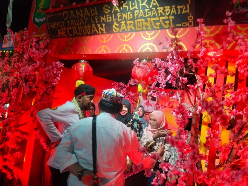 Ket foto: Bupati Sumenep Achmad Fauzi Wongsojudo saat meninjau stan Kecamatan Saronggi berkonsep “Danau Sakura” dalam Pameran Pembangunan MCF 2026.