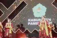 Ket Foto: Penampilan Tari Sandorena dari Kabupaten Pamekasan saat memeriahkan Madura Culture Festival (MCF) 2026 di GOR A. Yani Pangligur, Sumenep, Sabtu (29/8/2026).