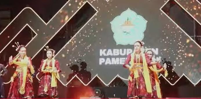 Ket Foto: Penampilan Tari Sandorena dari Kabupaten Pamekasan saat memeriahkan Madura Culture Festival (MCF) 2026 di GOR A. Yani Pangligur, Sumenep, Sabtu (29/8/2026).