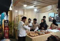 Ket Foto:
Bupati Sumenep Achmad Fauzi Wongsojudo saat mengunjungi stan Arinna Resto dan Arinna Bakery dalam rangkaian Madura Culture Festival (MCF) #4 2026 di Lapangan GOR A. Yani Pangligur, Sumenep