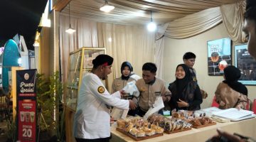 Ket Foto:
Bupati Sumenep Achmad Fauzi Wongsojudo saat mengunjungi stan Arinna Resto dan Arinna Bakery dalam rangkaian Madura Culture Festival (MCF) #4 2026 di Lapangan GOR A. Yani Pangligur, Sumenep