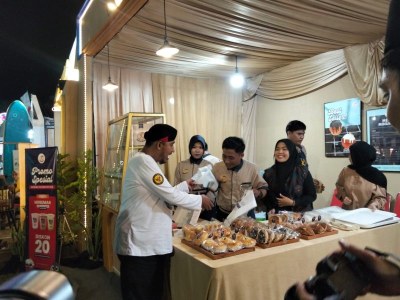 Ket Foto:
Bupati Sumenep Achmad Fauzi Wongsojudo saat mengunjungi stan Arinna Resto dan Arinna Bakery dalam rangkaian Madura Culture Festival (MCF) #4 2026 di Lapangan GOR A. Yani Pangligur, Sumenep