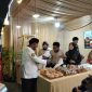 Ket Foto:
Bupati Sumenep Achmad Fauzi Wongsojudo saat mengunjungi stan Arinna Resto dan Arinna Bakery dalam rangkaian Madura Culture Festival (MCF) #4 2026 di Lapangan GOR A. Yani Pangligur, Sumenep