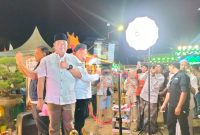 Ket Foto:
Bupati Sumenep Achmad Fauzi Wongsojudo saat mencoba fasilitas video booth di Stan Bappeda dalam rangkaian Madura Nigh Vaganza 2026 di Lapangan GOR A. Yani Pangligur, Sumenep.