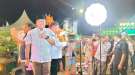 Ket Foto:
Bupati Sumenep Achmad Fauzi Wongsojudo saat mencoba fasilitas video booth di Stan Bappeda dalam rangkaian Madura Culture Festival (MCF) #4 2026 di Lapangan GOR A. Yani Pangligur, Sumenep.