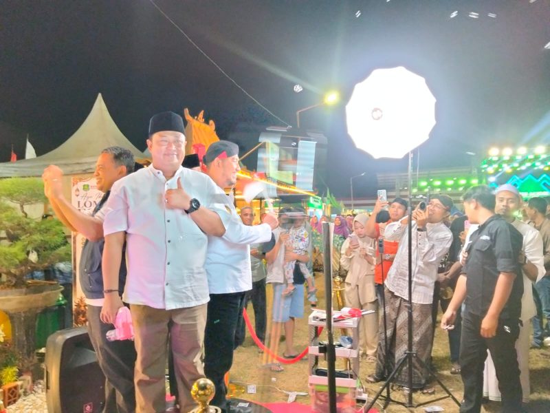 Ket Foto:
Bupati Sumenep Achmad Fauzi Wongsojudo saat mencoba fasilitas video booth di Stan Bappeda dalam rangkaian Madura Culture Festival (MCF) #4 2026 di Lapangan GOR A. Yani Pangligur, Sumenep.