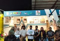 Ket Foto:
Bupati Sumenep Achmad Fauzi Wongsojudo saat mengunjungi stan DPMPTSP dalam rangkaian Pameran Pembangunan Madura Culture Festival (MCF) #4 2026, disambut jajaran DPMPTSP dan melihat berbagai program serta inovasi pelayanan yang ditampilkan.