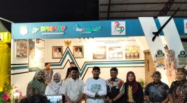 Ket Foto:
Bupati Sumenep Achmad Fauzi Wongsojudo saat mengunjungi stan DPMPTSP dalam rangkaian Pameran Pembangunan Madura Culture Festival (MCF) #4 2026, disambut jajaran DPMPTSP dan melihat berbagai program serta inovasi pelayanan yang ditampilkan.