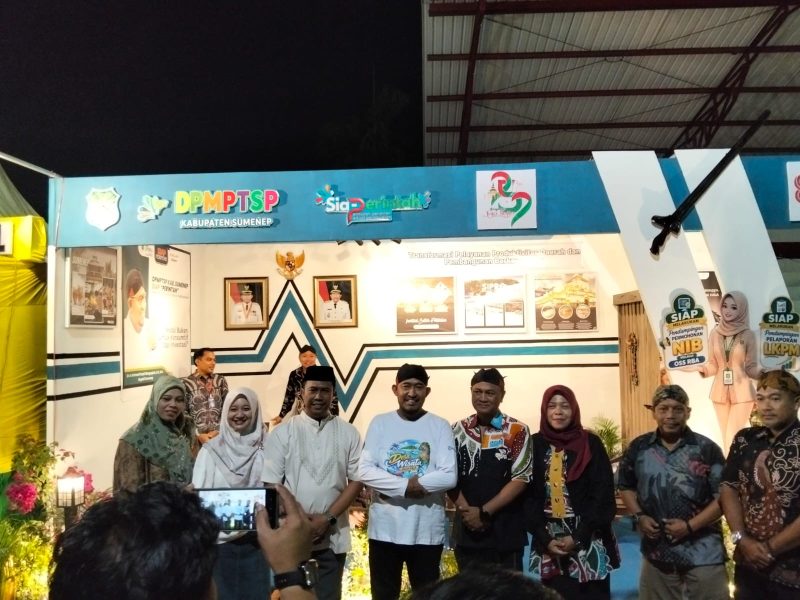 Ket Foto:
Bupati Sumenep Achmad Fauzi Wongsojudo saat mengunjungi stan DPMPTSP dalam rangkaian Pameran Pembangunan Madura Culture Festival (MCF) #4 2026, disambut jajaran DPMPTSP dan melihat berbagai program serta inovasi pelayanan yang ditampilkan.