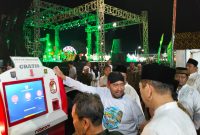 Ket Foto:
Bupati Sumenep Achmad Fauzi Wongsojudo saat mengunjungi stan Disdukcapil Sumenep dalam rangkaian Pameran Pembangunan Madura Culture Festival (MCF) #4 2026, melihat inovasi layanan cetak mandiri dokumen kependudukan serta mobil pelayanan administrasi kependudukan.