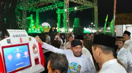 Ket Foto:
Bupati Sumenep Achmad Fauzi Wongsojudo saat mengunjungi stan Disdukcapil Sumenep dalam rangkaian Pameran Pembangunan Madura Culture Festival (MCF) #4 2026, melihat inovasi layanan cetak mandiri dokumen kependudukan serta mobil pelayanan administrasi kependudukan.