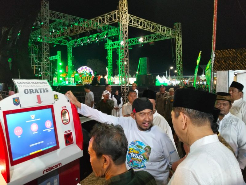 Ket Foto:
Bupati Sumenep Achmad Fauzi Wongsojudo saat mengunjungi stan Disdukcapil Sumenep dalam rangkaian Pameran Pembangunan Madura Culture Festival (MCF) #4 2026, melihat inovasi layanan cetak mandiri dokumen kependudukan serta mobil pelayanan administrasi kependudukan.