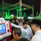 Ket Foto:
Bupati Sumenep Achmad Fauzi Wongsojudo saat mengunjungi stan Disdukcapil Sumenep dalam rangkaian Pameran Pembangunan Madura Culture Festival (MCF) #4 2026, melihat inovasi layanan cetak mandiri dokumen kependudukan serta mobil pelayanan administrasi kependudukan.