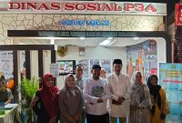 Ket Foto:
Bupati Sumenep Achmad Fauzi Wongsojudo saat sesi foto bersama didampingi Kepala Dinsos P3A Kabupaten Sumenep Dr. R. Abd. Rahman Riadi, SE, MM., di stan Dinsos P3A dalam rangkaian Pameran Pembangunan Madura Culture Festival (MCF) #4 2026.
