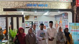 Ket Foto:
Bupati Sumenep Achmad Fauzi Wongsojudo saat sesi foto bersama didampingi Kepala Dinsos P3A Kabupaten Sumenep Dr. R. Abd. Rahman Riadi, SE, MM., di stan Dinsos P3A dalam rangkaian Pameran Pembangunan Madura Culture Festival (MCF) #4 2026.