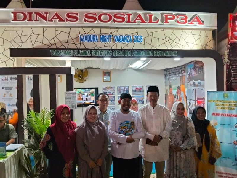 Ket Foto:
Bupati Sumenep Achmad Fauzi Wongsojudo saat sesi foto bersama didampingi Kepala Dinsos P3A Kabupaten Sumenep Dr. R. Abd. Rahman Riadi, SE, MM., di stan Dinsos P3A dalam rangkaian Pameran Pembangunan Madura Culture Festival (MCF) #4 2026.