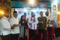 Ket Foto:
Bupati Sumenep Achmad Fauzi Wongsojudo saat meninjau stan Disperkimhub Sumenep didampingi Plt Kepala Disperkimhub Ahmad Dzulkarnaen dalam rangkaian Pameran Pembangunan Madura Culture Festival (MCF) #4 2026.