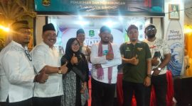 Ket Foto:
Bupati Sumenep Achmad Fauzi Wongsojudo saat meninjau stan Disperkimhub Sumenep didampingi Plt Kepala Disperkimhub Ahmad Dzulkarnaen dalam rangkaian Pameran Pembangunan Madura Culture Festival (MCF) #4 2026.