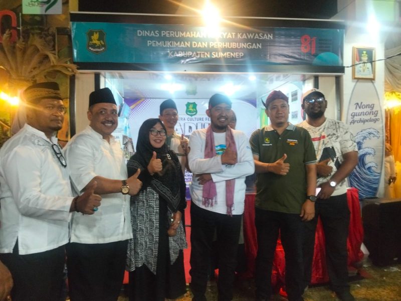 Ket Foto:
Bupati Sumenep Achmad Fauzi Wongsojudo saat meninjau stan Disperkimhub Sumenep didampingi Plt Kepala Disperkimhub Ahmad Dzulkarnaen dalam rangkaian Pameran Pembangunan Madura Culture Festival (MCF) #4 2026.