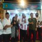 Ket Foto:
Bupati Sumenep Achmad Fauzi Wongsojudo saat meninjau stan Disperkimhub Sumenep didampingi Plt Kepala Disperkimhub Ahmad Dzulkarnaen dalam rangkaian Pameran Pembangunan Madura Culture Festival (MCF) #4 2026.
