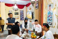 Ket Foto:
Bupati Sumenep Achmad Fauzi Wongsojudo saat berdialog bersama Kepala Bappeda Sumenep Dr. Ir. Arif Firmanto, S.TP., M.Si., IPU., ASEAN Eng, di Stan Bappeda yang memadukan nuansa Keraton dan Pendopo dengan sederet informasi pembangunan dalam Pameran Pembangunan Madura Culture Festival (MCF) #4 2026.