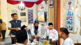 Ket Foto:
Bupati Sumenep Achmad Fauzi Wongsojudo saat berdialog bersama Kepala Bappeda Sumenep Dr. Ir. Arif Firmanto, S.TP., M.Si., IPU., ASEAN Eng, di Stan Bappeda yang memadukan nuansa Keraton dan Pendopo dengan sederet informasi pembangunan dalam Pameran Pembangunan Madura Culture Festival (MCF) #4 2026.