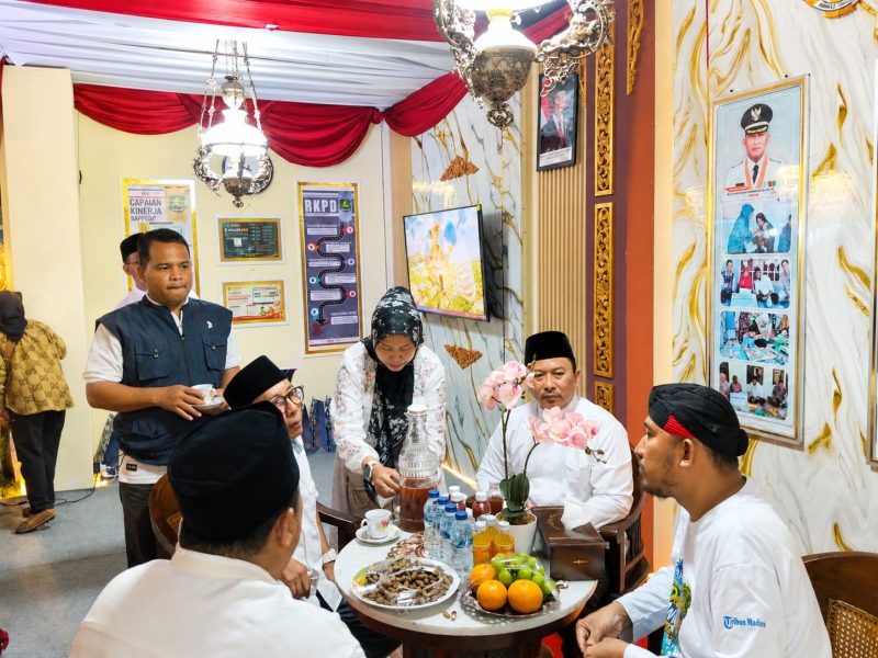 Ket Foto:
Bupati Sumenep Achmad Fauzi Wongsojudo saat berdialog bersama Kepala Bappeda Sumenep Dr. Ir. Arif Firmanto, S.TP., M.Si., IPU., ASEAN Eng, di Stan Bappeda yang memadukan nuansa Keraton dan Pendopo dengan sederet informasi pembangunan dalam Pameran Pembangunan Madura Culture Festival (MCF) #4 2026.