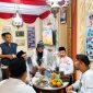 Ket Foto:
Bupati Sumenep Achmad Fauzi Wongsojudo saat berdialog bersama Kepala Bappeda Sumenep Dr. Ir. Arif Firmanto, S.TP., M.Si., IPU., ASEAN Eng, di Stan Bappeda yang memadukan nuansa Keraton dan Pendopo dengan sederet informasi pembangunan dalam Pameran Pembangunan Madura Culture Festival (MCF) #4 2026.