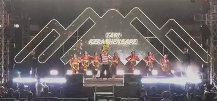 Ket Foto: Penampilan Tari Kerapan Sapeh dari Kabupaten Sampang saat tampil dalam gelaran Madura Culture Festival (MCF) 2026 di GOR A. Yani Pangligur, Sumenep.