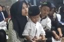 Ket foto: Seorang anak tampak tenang berada di pangkuan ibunya saat mengikuti peringatan Maulid Nabi Muhammad SAW di Majelis Dzikir Nurul Anwari, Kampung Mengoneng, Kelurahan Bojongbata, Pemalang.
