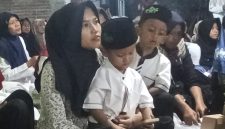 Ket foto: Seorang anak tampak tenang berada di pangkuan ibunya saat mengikuti peringatan Maulid Nabi Muhammad SAW di Majelis Dzikir Nurul Anwari, Kampung Mengoneng, Kelurahan Bojongbata, Pemalang.