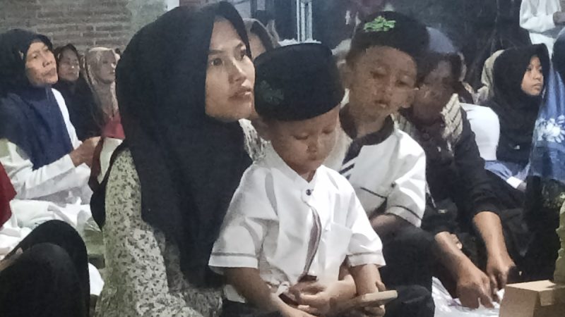 Ket foto: Seorang anak tampak tenang berada di pangkuan ibunya saat mengikuti peringatan Maulid Nabi Muhammad SAW di Majelis Dzikir Nurul Anwari, Kampung Mengoneng, Kelurahan Bojongbata, Pemalang.