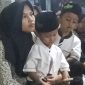 Ket foto: Seorang anak tampak tenang berada di pangkuan ibunya saat mengikuti peringatan Maulid Nabi Muhammad SAW di Majelis Dzikir Nurul Anwari, Kampung Mengoneng, Kelurahan Bojongbata, Pemalang.