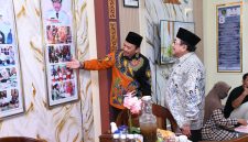 Ket Foto: Wakil Bupati Sumenep KH. Imam Hasyim saat meninjau Stan Bappeda Sumenep dalam Pameran Pembangunan rangkaian MCF #4 2026 di GOR A. Yani Pangligur, Sumenep. Stan tersebut mengusung konsep Keraton dan Pendopo serta menyajikan informasi program, capaian, data pembangunan dan inovasi daerah.