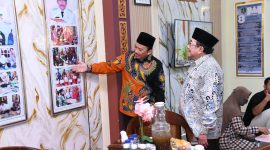 Ket Foto: Wakil Bupati Sumenep KH. Imam Hasyim saat meninjau Stan Bappeda Sumenep dalam Pameran Pembangunan rangkaian MCF #4 2026 di GOR A. Yani Pangligur, Sumenep. Stan tersebut mengusung konsep Keraton dan Pendopo serta menyajikan informasi program, capaian, data pembangunan dan inovasi daerah.