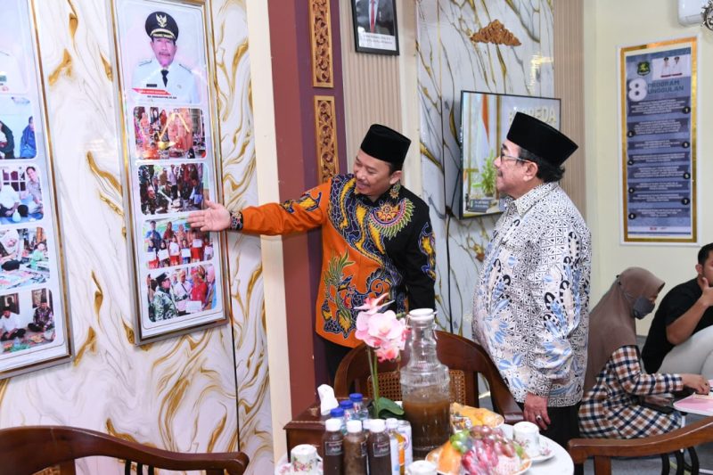 Ket Foto: Wakil Bupati Sumenep KH. Imam Hasyim saat meninjau Stan Bappeda Sumenep dalam Pameran Pembangunan rangkaian MCF #4 2026 di GOR A. Yani Pangligur, Sumenep. Stan tersebut mengusung konsep Keraton dan Pendopo serta menyajikan informasi program, capaian, data pembangunan dan inovasi daerah.