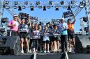 Ket foto: Bupati Sumenep Achmad Fauzi Wongsojudo saat menyerahkan hadiah kepada para pemenang GO Sumenep Purnama Fun Run 2026 di GOR A. Yani Pangligur, Sumenep, Minggu (30/8/2026).