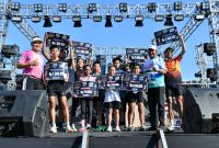 Ket foto: Bupati Sumenep Achmad Fauzi Wongsojudo saat menyerahkan hadiah kepada para pemenang GO Sumenep Purnama Fun Run 2026 di GOR A. Yani Pangligur, Sumenep, Minggu (30/8/2026).
