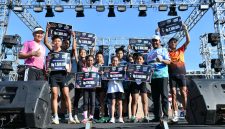 Ket foto: Bupati Sumenep Achmad Fauzi Wongsojudo saat menyerahkan hadiah kepada para pemenang GO Sumenep Purnama Fun Run 2026 di GOR A. Yani Pangligur, Sumenep, Minggu (30/8/2026).